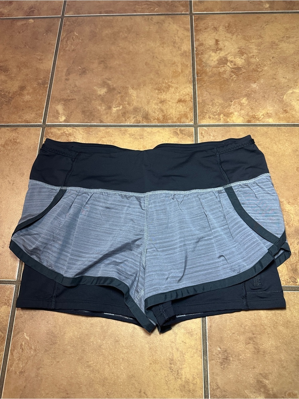 Lululemon Run Speed Squat Shorts Size 8 Twisted Stripe Fossil/ Black